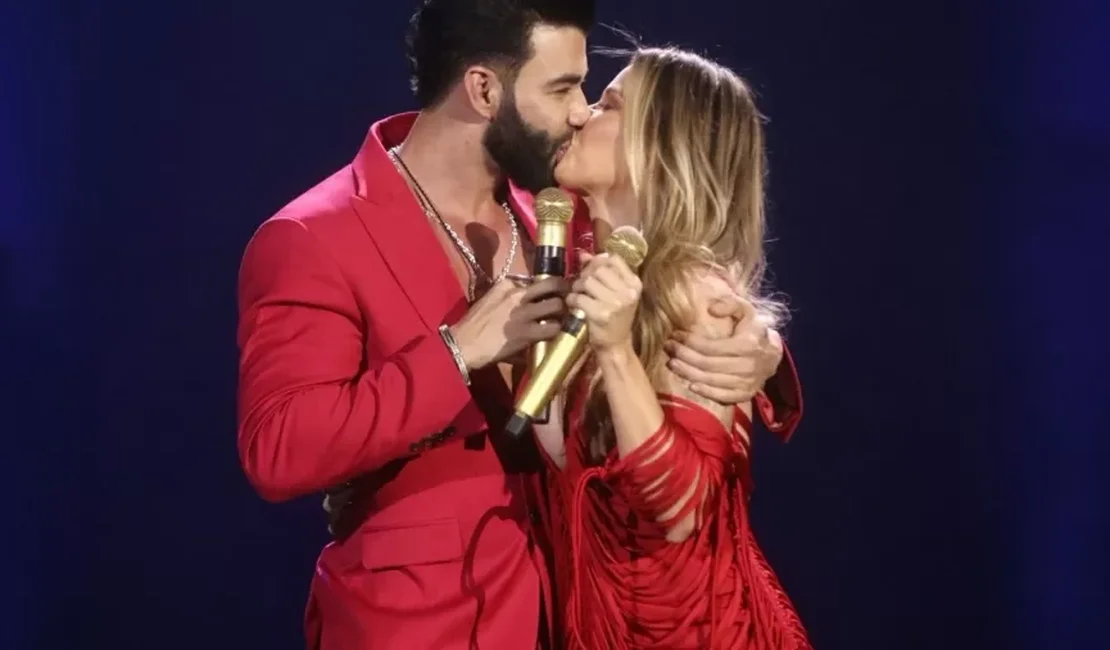 Gusttavo Lima troca beijos com Andressa Suita em show de aniversário