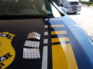 PRF prende caminhoneiro sob efeito de anfetamina, além de outras duas pessoas, no Sertão