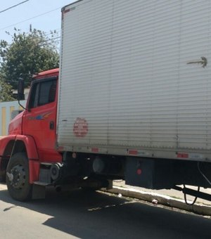 Polícia recupera dois caminhões com carga roubada no Agreste