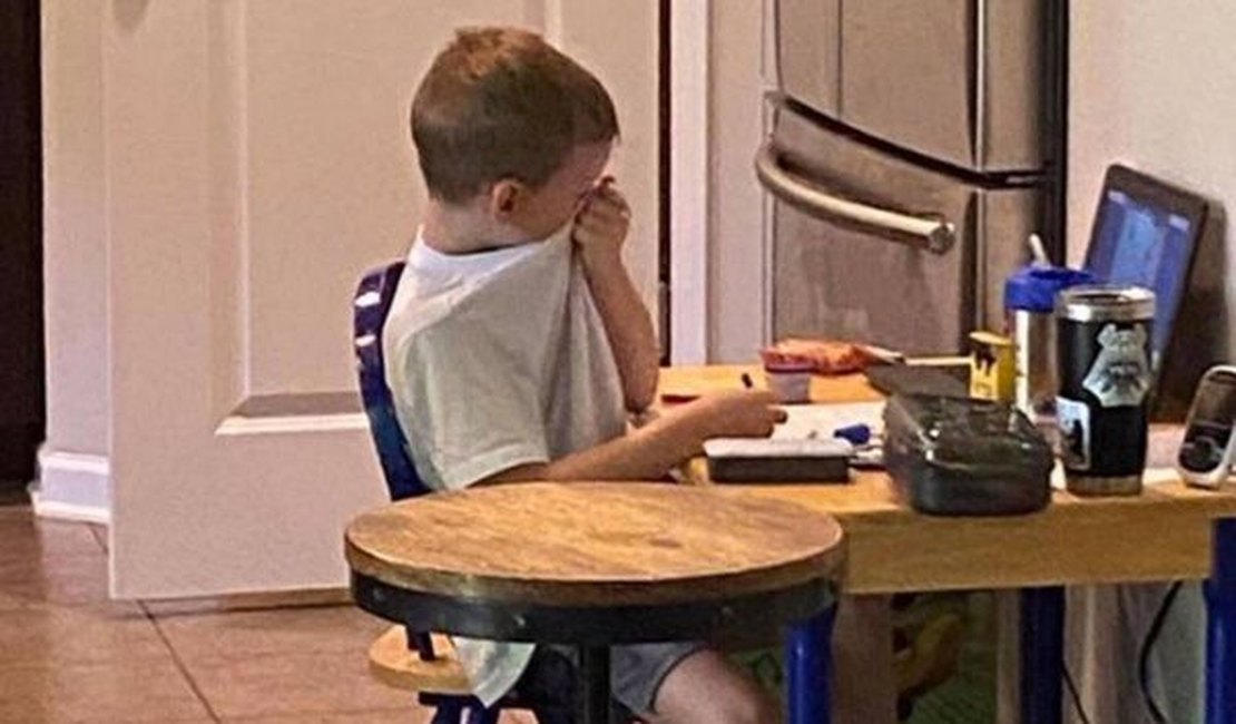Foto viral de criança chorando em aula on-line expõe desafios da pandemia