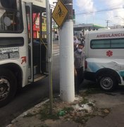 Ônibus colide com ambulância de Novo Lino no bairro do Poço, em Maceió