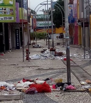 Ruas do centro comercial de Arapiraca amanhecem cobertas por lixo
