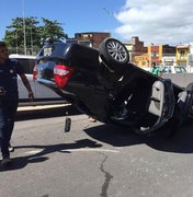 Carro capota após se envolver em acidente no Centro de Maceió