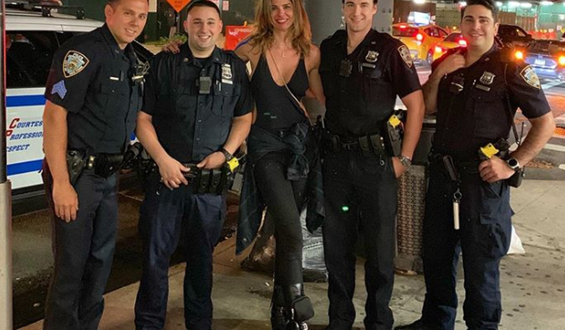 Luciana Gimenez tira foto ao lado de “policiais gatos” em Nova York