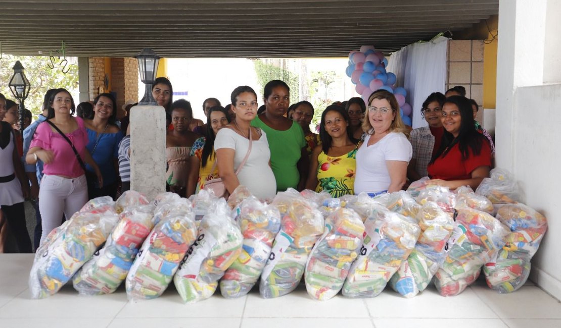 Assistência Social de Porto Calvo entrega enxoval e cestas básicas para grávidas
