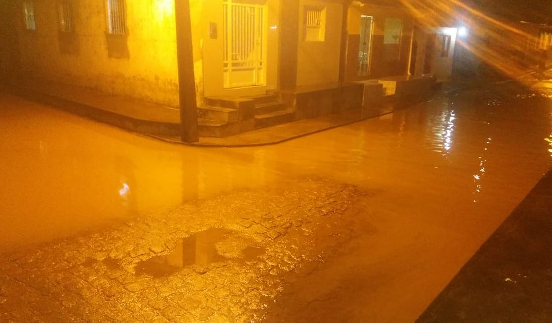 [Vídeo] Chuvas deixam ruas do município de Campestre alagadas