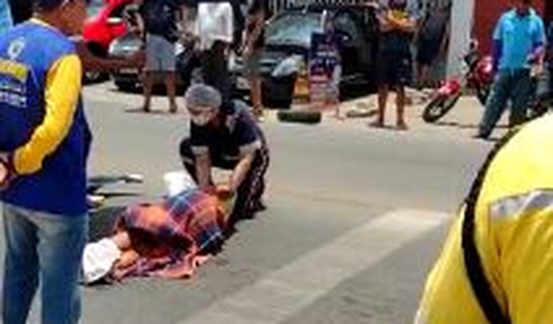 Casal fica ferido em colisão de motos em faixa de pedestre na Igrejinha em Arapiraca