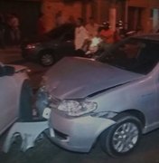 Condutor perde o controle do carro, invade contramão e provoca acidente na capital