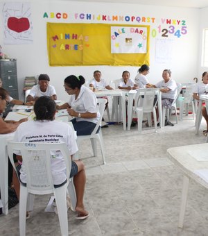 Grupo de Idosos de Porto Calvo participa de curso de pintura em tecido