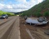 Motorista perde controle de veículo e capota na AL 105