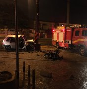 Carro colide contra poste e três pessoas ficam feridas em Maceió