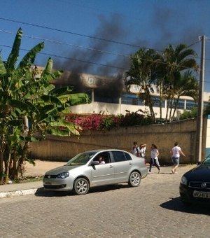 Incêndio no Colégio Diocesano gera apreensão de famílias em Penedo