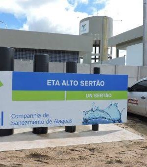 Casal realiza manutenção de reservatório para melhorar oferta de água no sertão alagoano