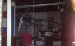 Bandidos arrombam agência bancária e explodem caixa eletrônico no interior
