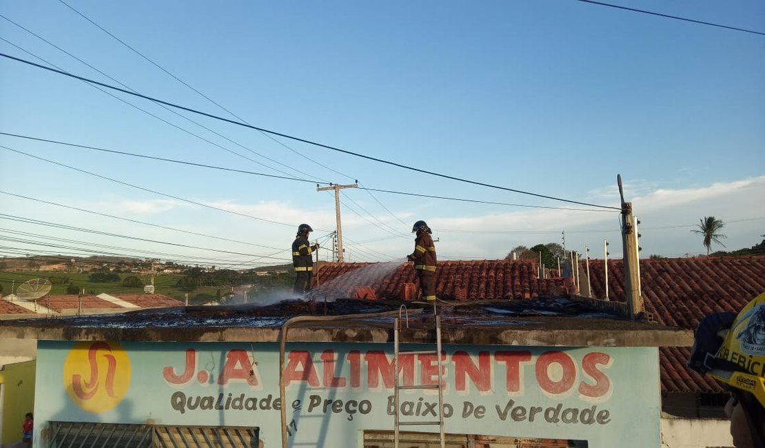 [Vídeo] Madeiras em laje de mercadinho pegam fogo em Arapiraca