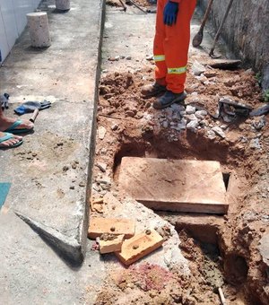 Ligações clandestinas de esgoto rompem drenagem no Benedito Bentes