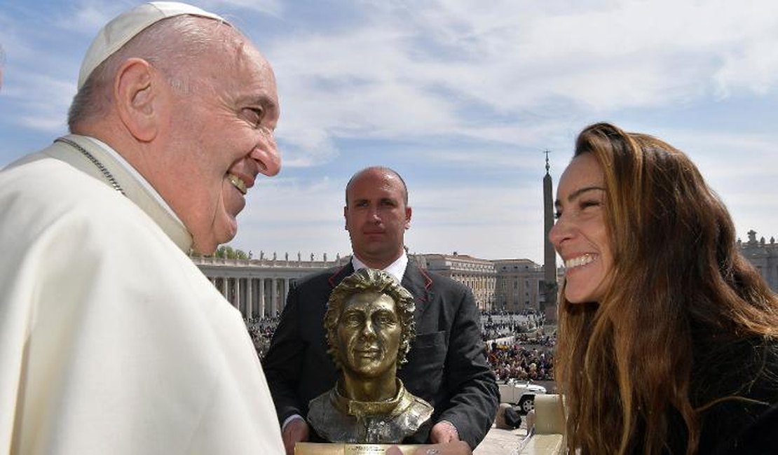 Papa Francisco recebe busto de Ayrton Senna e reconhece piloto