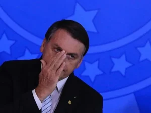 Bolsonaro diz à CNN que Paulo Guedes fica no governo