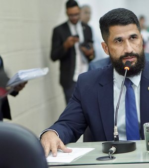 Câmara aprova propostas do Delegado Fabio Costa para homenagear pastor e jornalista com comendas