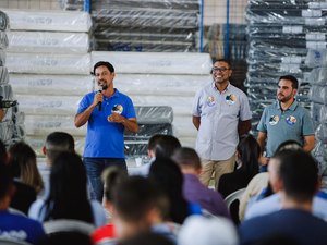 Alagoas não pode crescer colocando uma faca no pescoço dos empresários, diz Rodrigo Cunha em visita à fábrica
