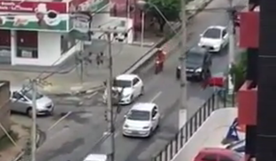 Vídeo: homem ataca carros com faca e assusta motoristas na Jatiúca