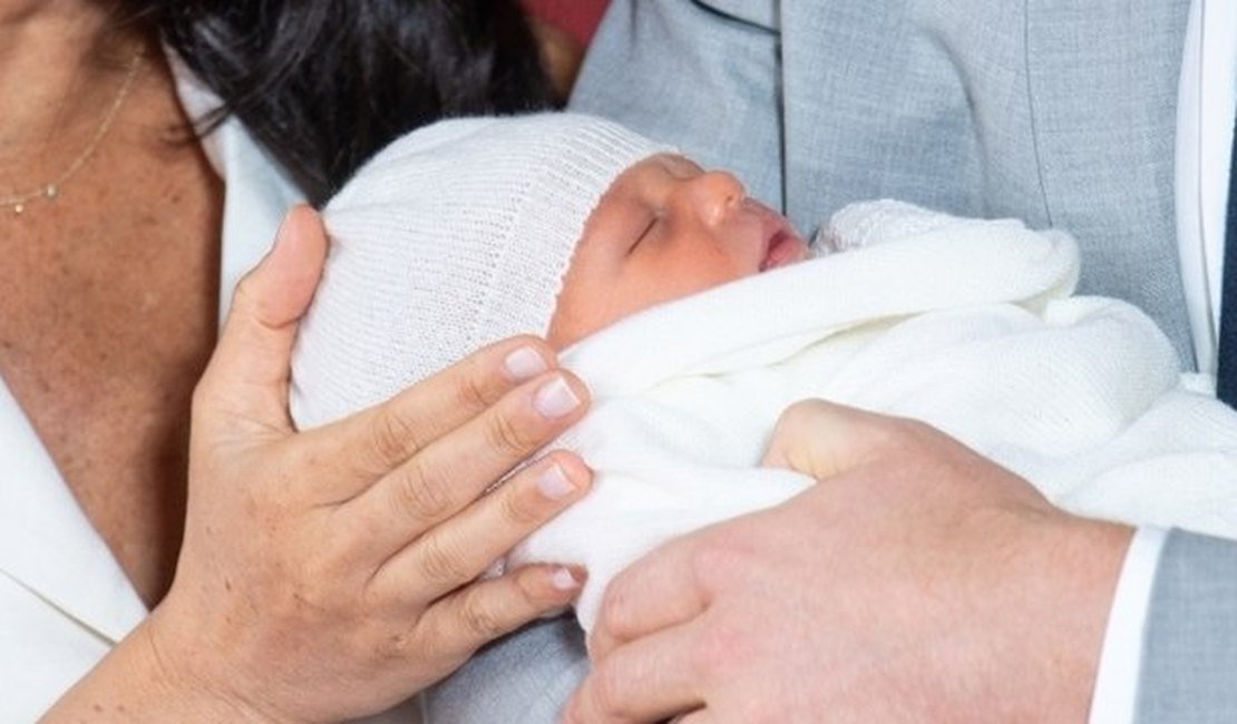 Príncipe Harry e Meghan Markle apresentam filho recém-nascido