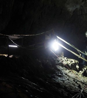 Quatro meninos presos em caverna na Tailândia são resgatados