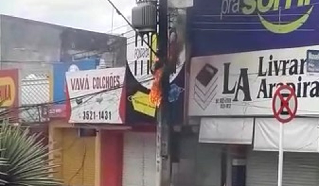 [Vídeo] Fiação de rede elétrica pega fogo no Centro de Arapiraca e assusta quem passa pelo local