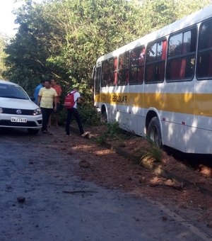 Ônibus com alunos da zona rural de Junqueiro sofre acidente