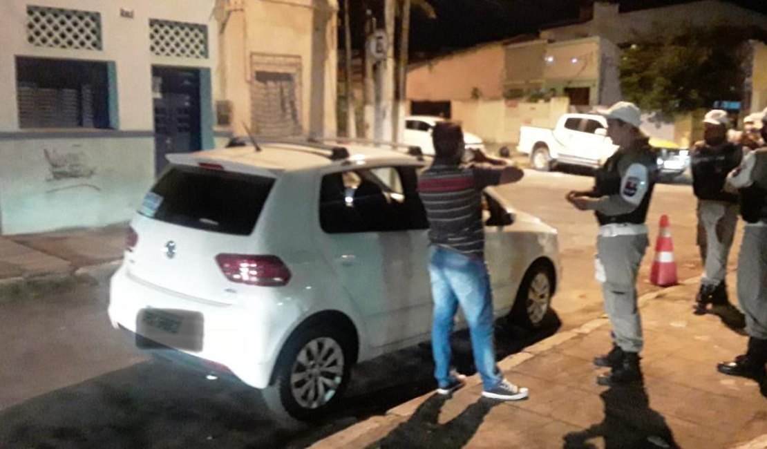 Condutor é preso após desrespeitar policiais no Centro de Maceió