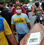 Em protesto, funcionários dos Correios percorrem ruas com caixão
