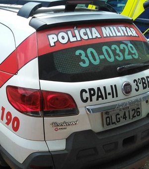 Homem é preso com drogas e arma na Grota do Cigano, em Maceió