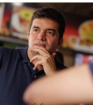 Rui Palmeira consulta aliados sobre desistência de candidatura ao governo e apoio a Dantas