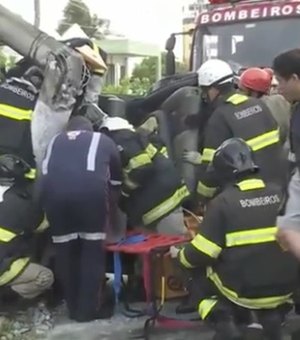 Veículos colidem contra postes e deixam quatro feridos no Prado e na Cambona