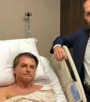 Em foto com o pai no hospital, Eduardo Bolsonaro posa com pistola na cintura