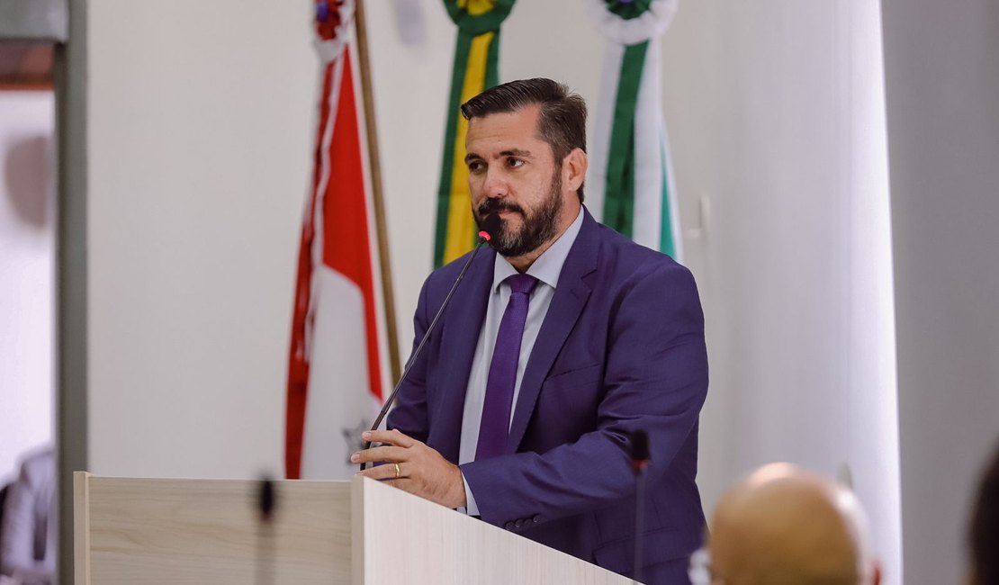 Leonardo Dias cobra melhorias nas escolas municipais