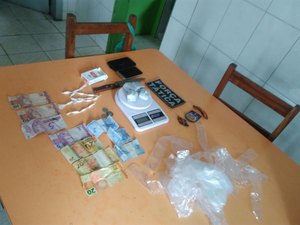 Polícia prende jovem e apreende adolescente em 'boca de fumo' no interior