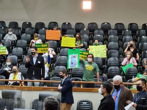 Manifestante antivacina expõe cartaz com suástica na Câmara de Porto Alegre