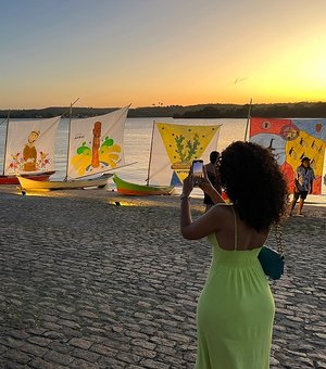 Artes nas velas de barcos são atração às margens do Velho Chico, em Penedo