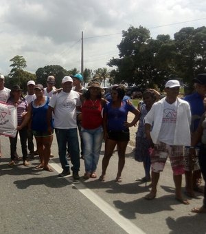 Trabalhadores sem-terra protestam contra reintegração de posse na BR-101