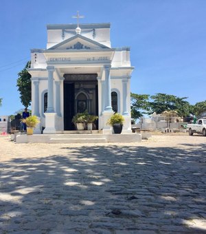 Cinco pessoas ficam presas dentro do cemitério São José, em Maceió