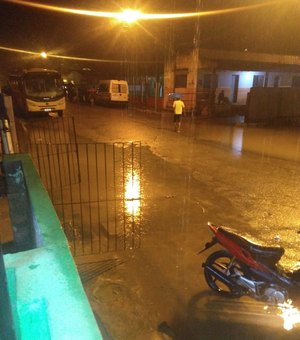 [Vídeo] Chuvas deixam pessoas em área de risco desalojadas em Jacuípe