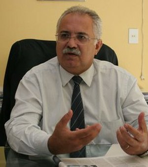 Rogério Teófilo apresenta propostas durante entrevista em rádio