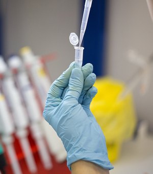 Vacina russa estará disponível a outros países em novembro, diz financiador