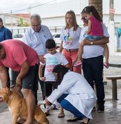 Prefeito acompanha vacinação de animais contra a raiva em Arapiraca