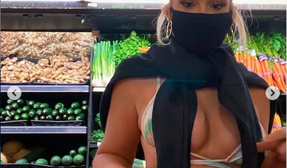 Youtuber é detonada nas redes por ida ao mercado de biquíni e máscara durante a pandemia