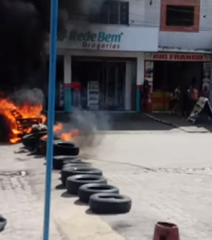 [Vídeo] Moradores realizam protesto no bairro da Levada