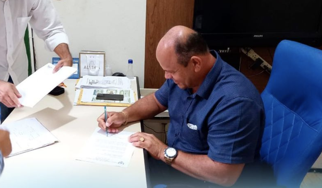 Prefeito de São Miguel dos Milagres assina novo decreta e libera acesso a praias, bares e restaurantes