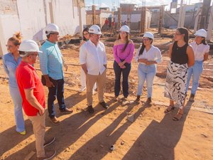 Ao lado de músicos, prefeito Luciano visita obras do Conservatório de Arapiraca
