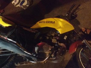 Motocicleta com adesivo de autoescola bate em caminhão em Arapiraca